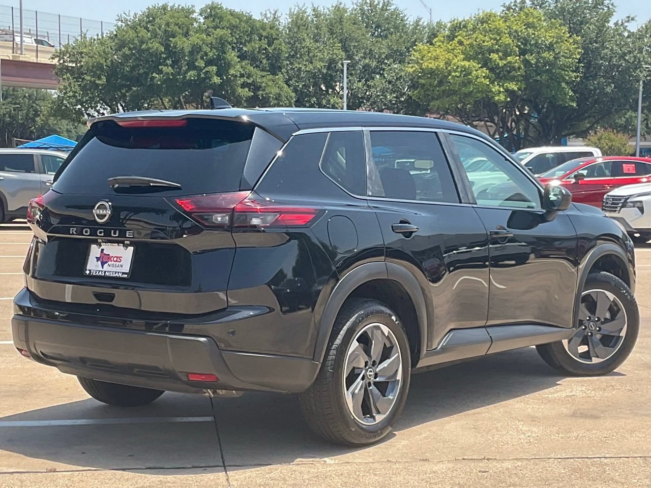 Used 2025 Nissan Rogue SV FWD image 4