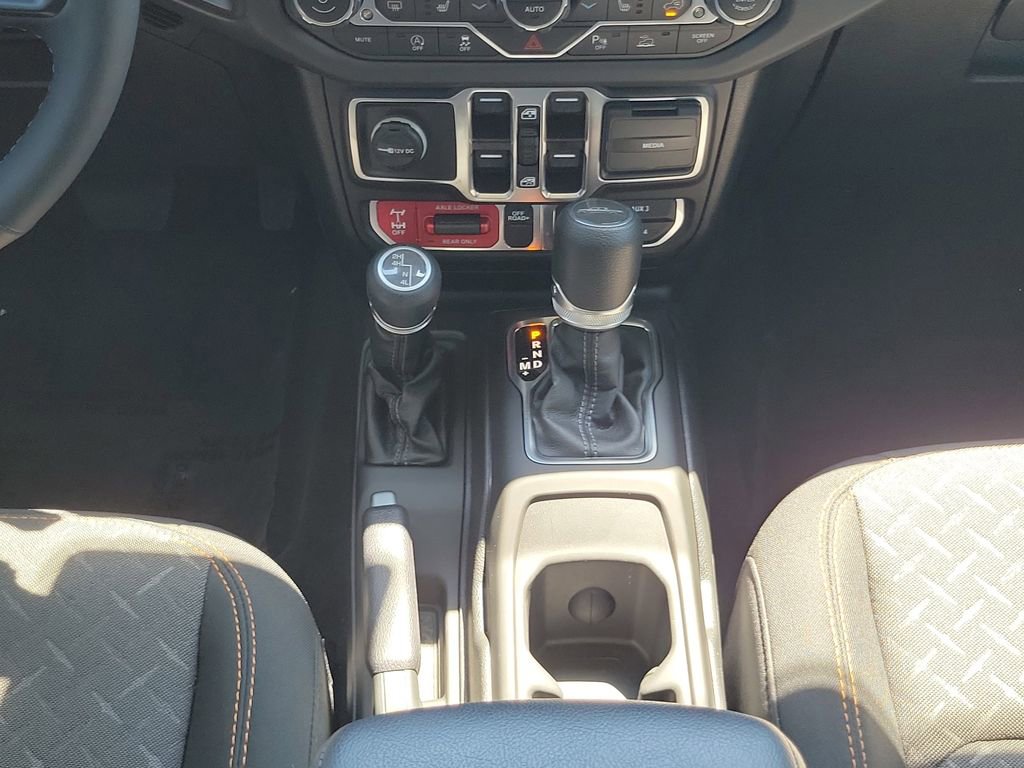 Used 2025 Jeep Gladiator Mojave w/ Steel Bumper Group image 16