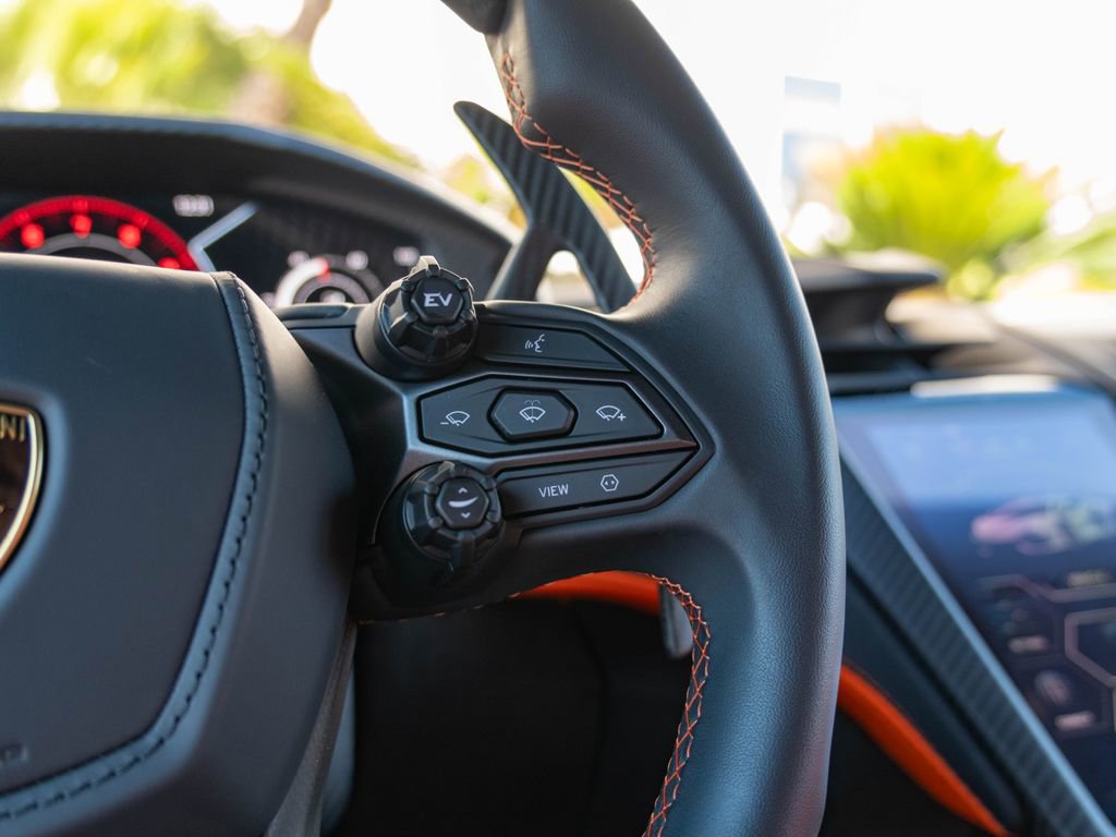 Used 2025 Lamborghini Revuelto image 12