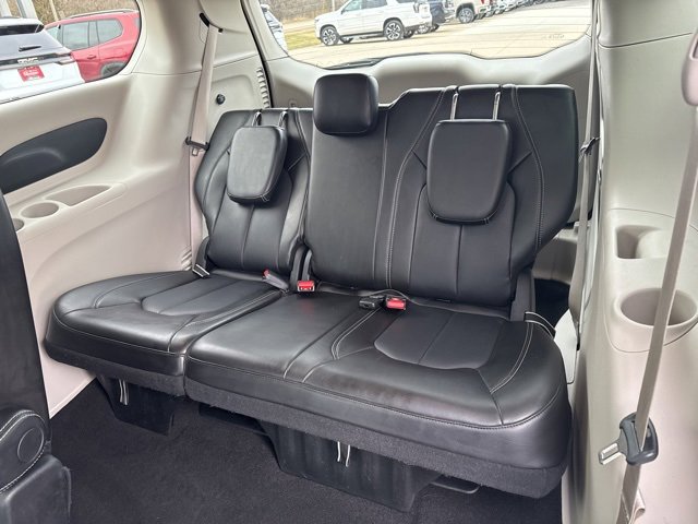 Used 2024 Chrysler Pacifica Touring-L image 27