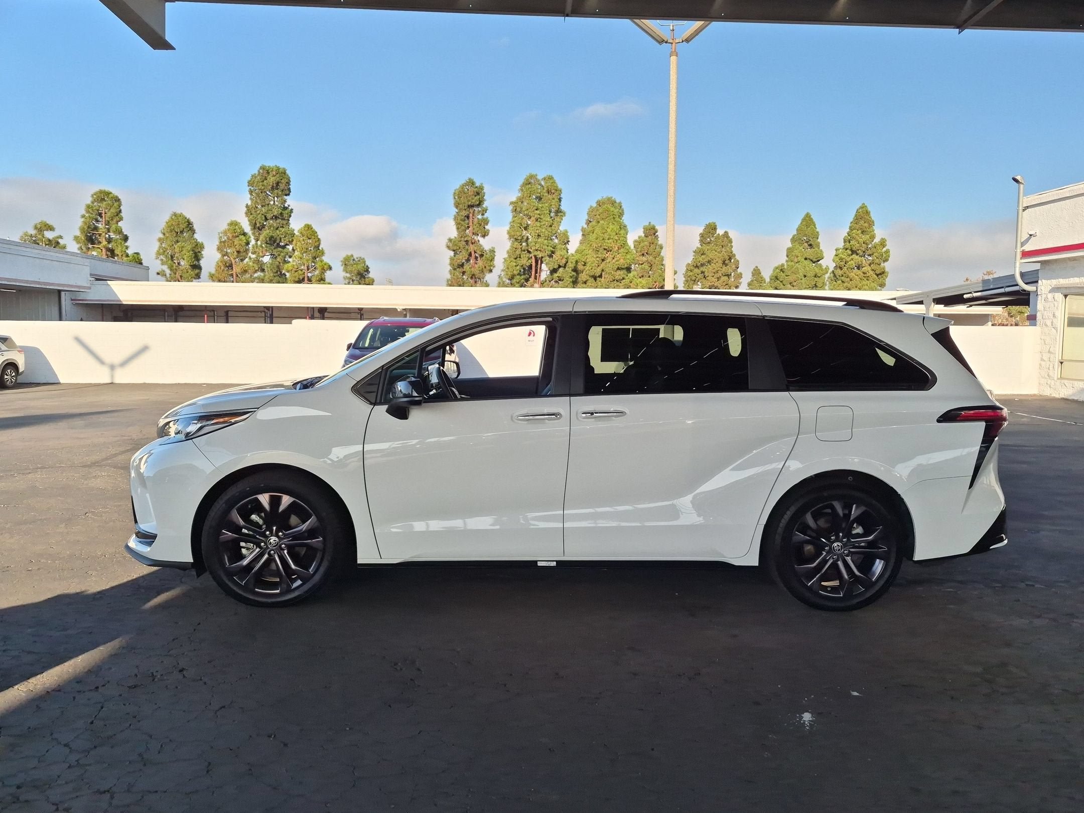 Certified 2024 Toyota Sienna XSE w/ XSE Plus Package FWD image 4