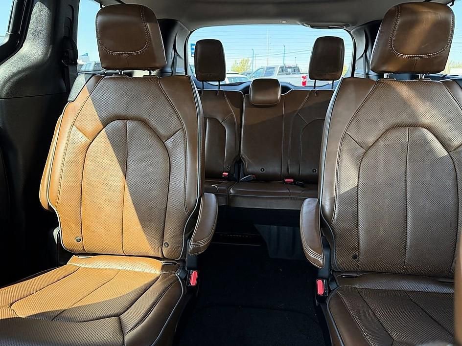 Used 2019 Chrysler Pacifica Limited w/ Tire & Wheel Group FWD image 13