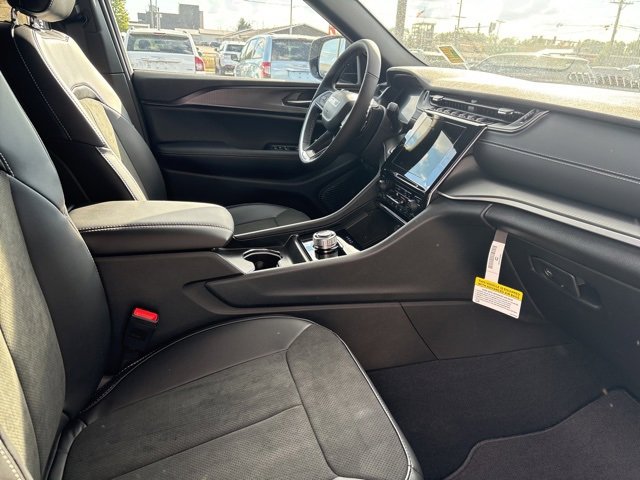 New 2025 Jeep Grand Cherokee Altitude image 16