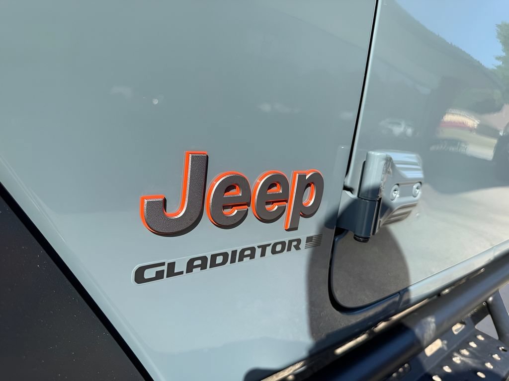 Used 2025 Jeep Gladiator Mojave w/ Convenience Group AWD/4WD image 39
