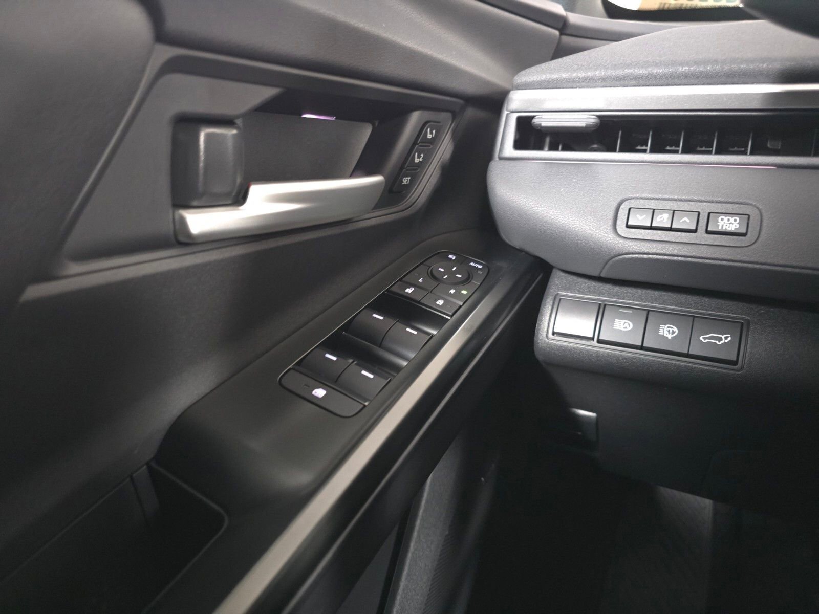 New 2026 Subaru Solterra AWD/4WD image 30