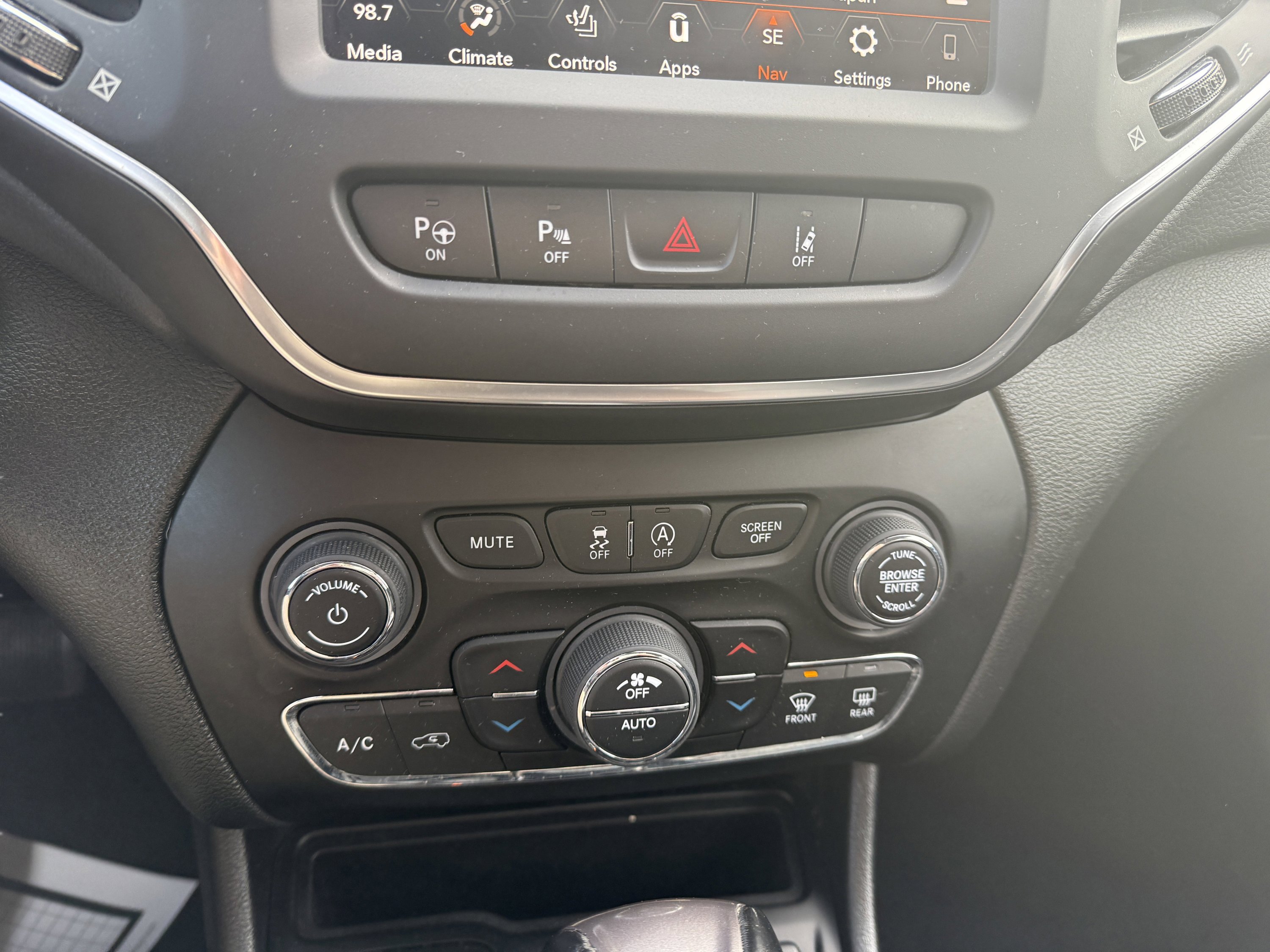 Used 2023 Jeep Cherokee Altitude Lux AWD/4WD image 28