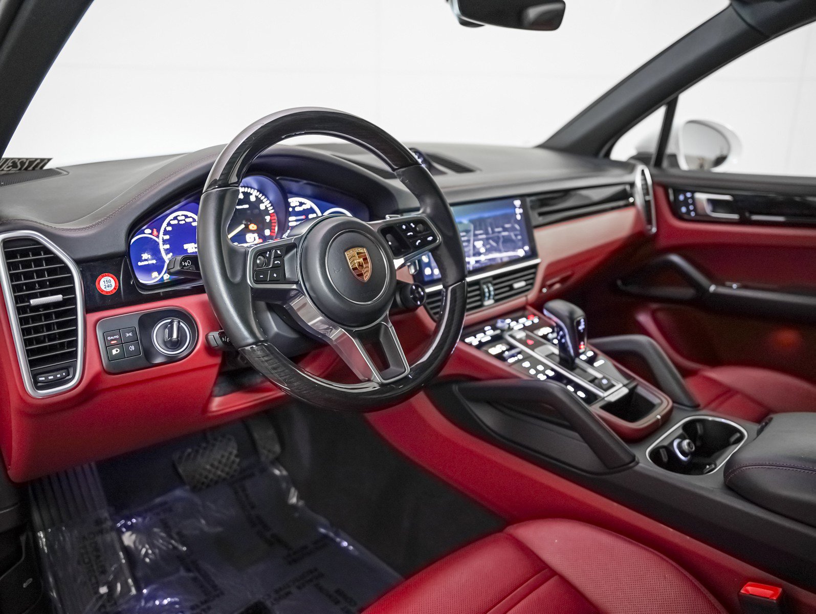 Certified 2022 Porsche Cayenne E-Hybrid w/ Premium Package image 4