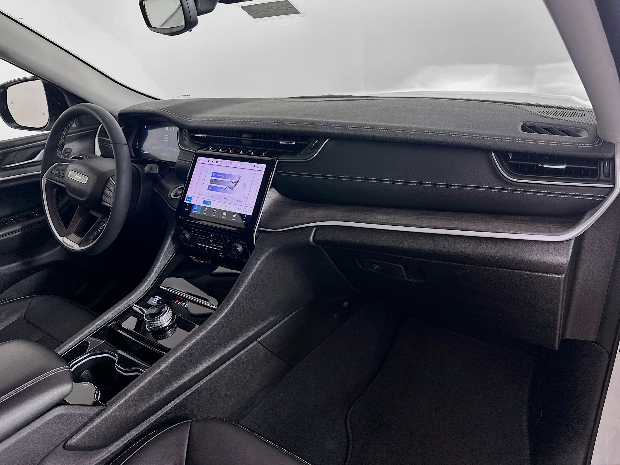 Used 2023 Jeep Grand Cherokee Limited image 37