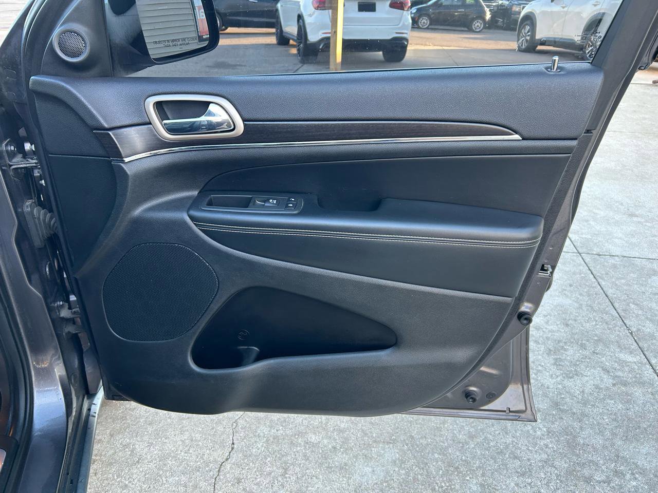 Used 2015 Jeep Grand Cherokee Limited w/ Luxury Group II image 16