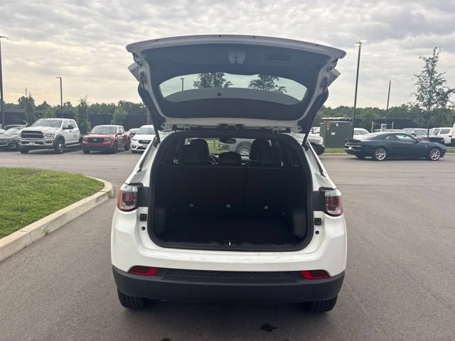 Used 2025 Jeep Compass Latitude AWD/4WD image 11