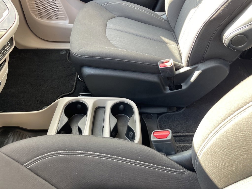 Used 2023 Chrysler Voyager LX image 14