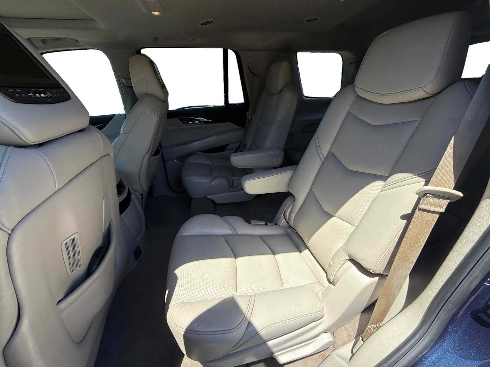Used 2017 Cadillac Escalade Luxury AWD/4WD image 16