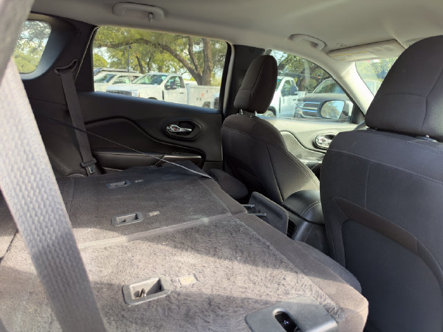 Used 2019 Jeep Cherokee Latitude w/ Popular Appearance Group FWD image 18