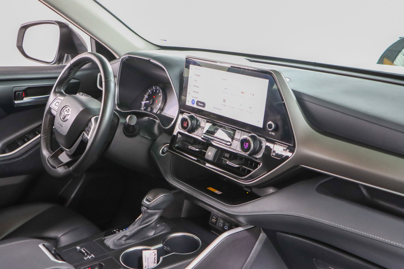 Used 2024 Toyota Highlander XLE FWD image 28