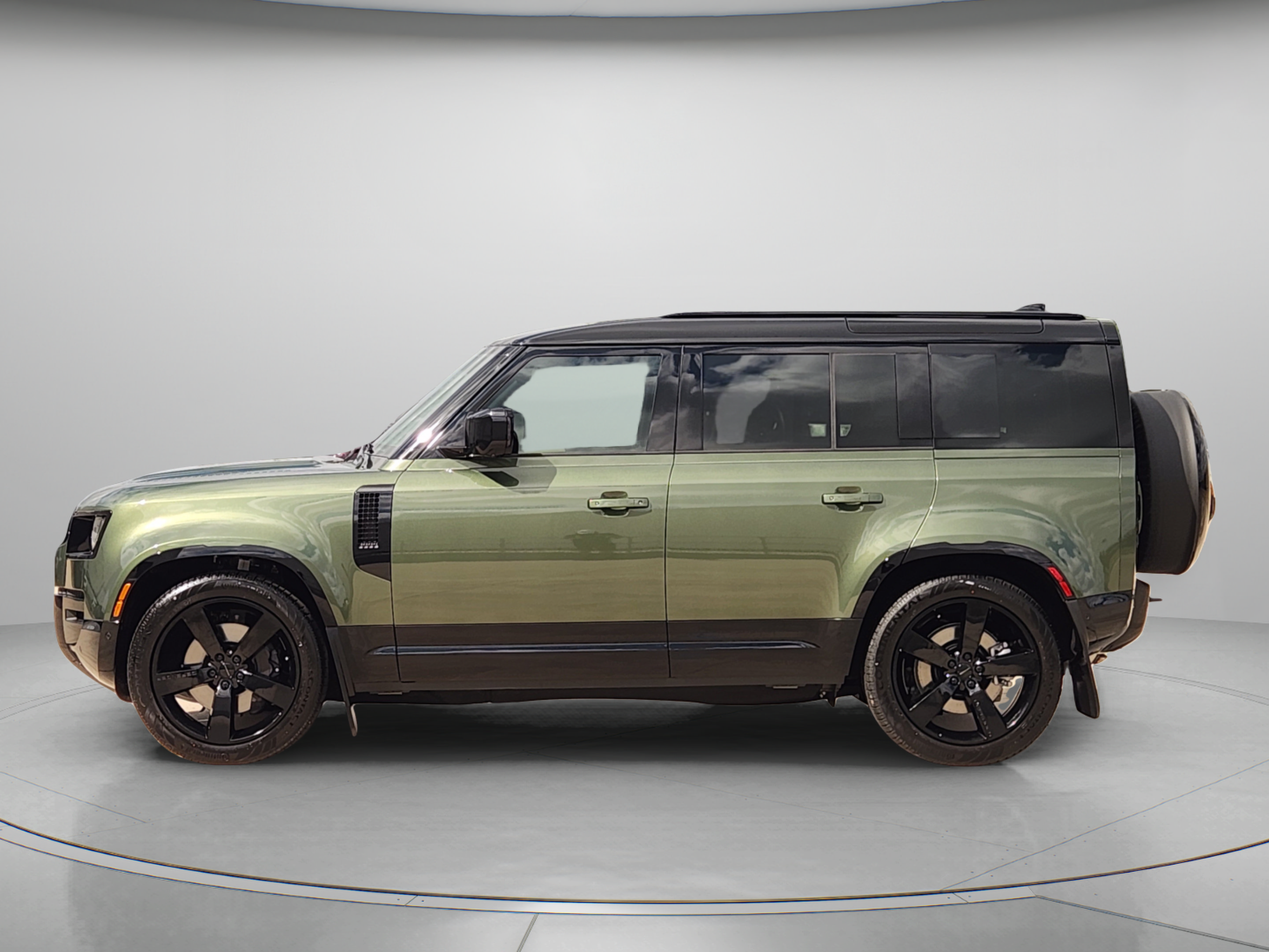 New 2026 Land Rover Defender 110 X-Dynamic SE AWD/4WD image 2