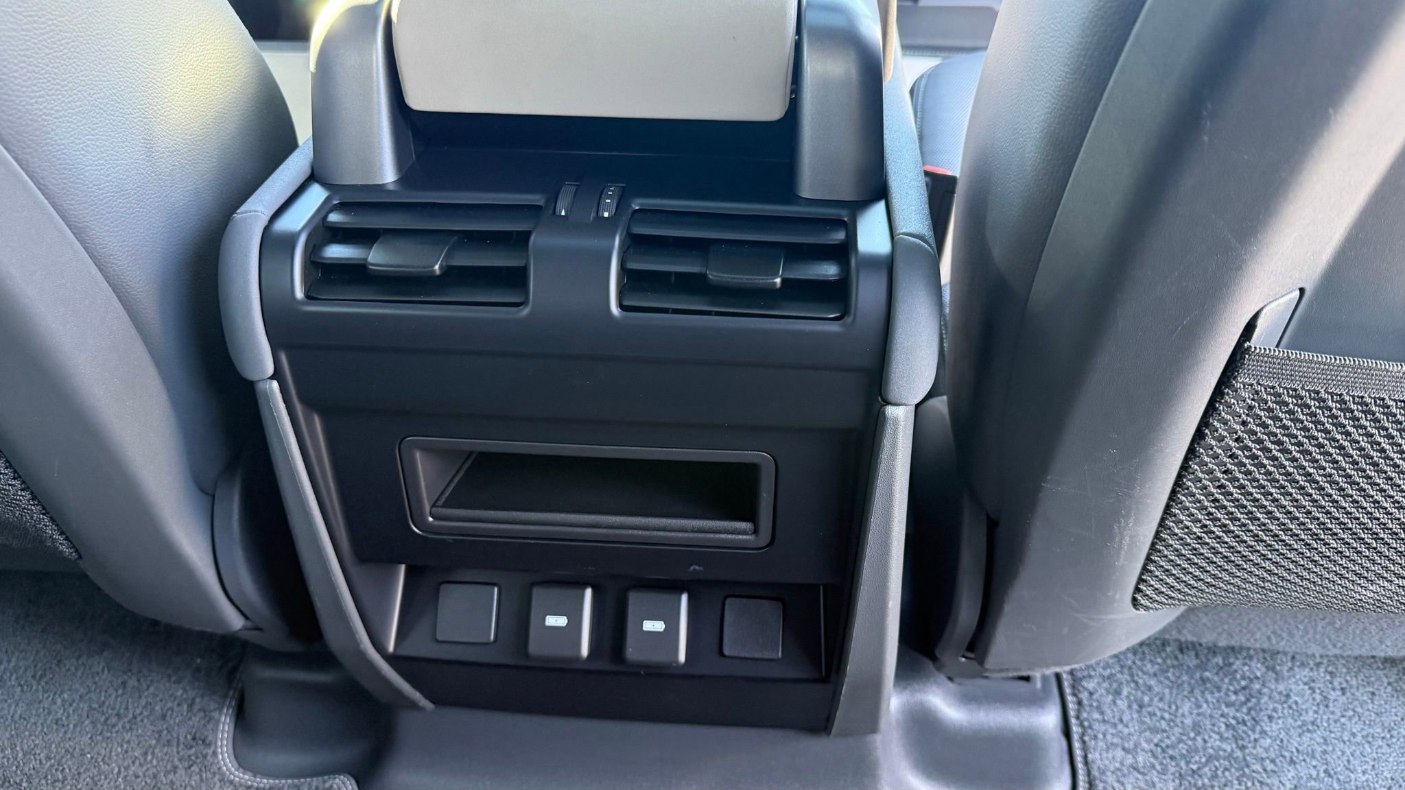 Used 2023 Land Rover Defender 110 X-Dynamic SE image 31