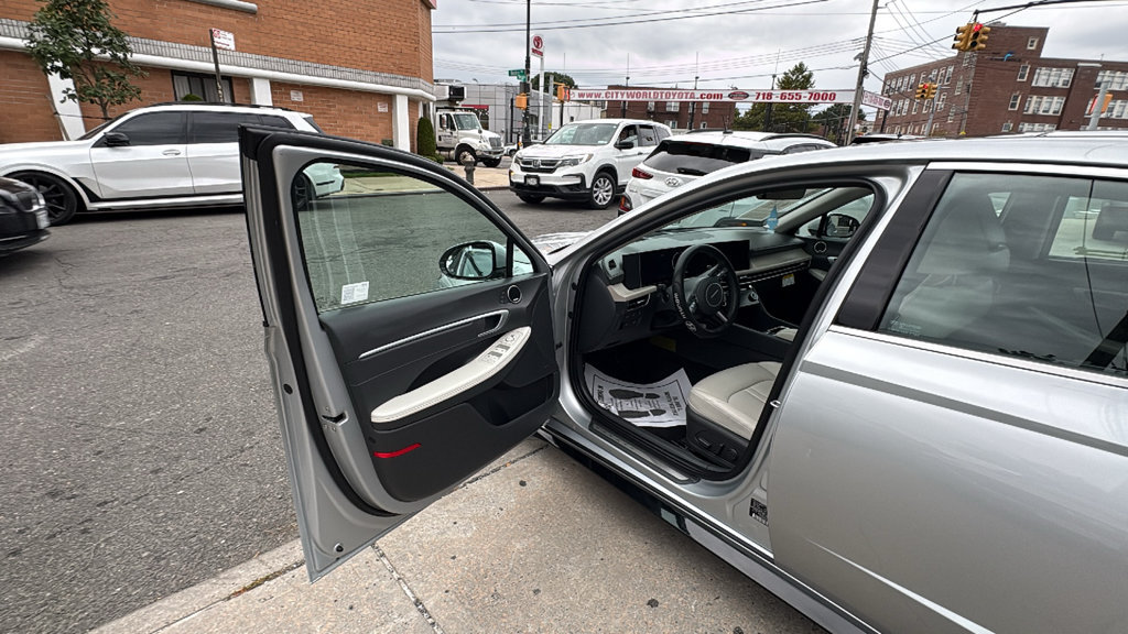 Used 2025 Hyundai Sonata Limited FWD image 10