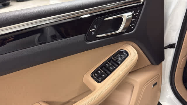 Used 2022 Porsche Macan AWD/4WD image 13