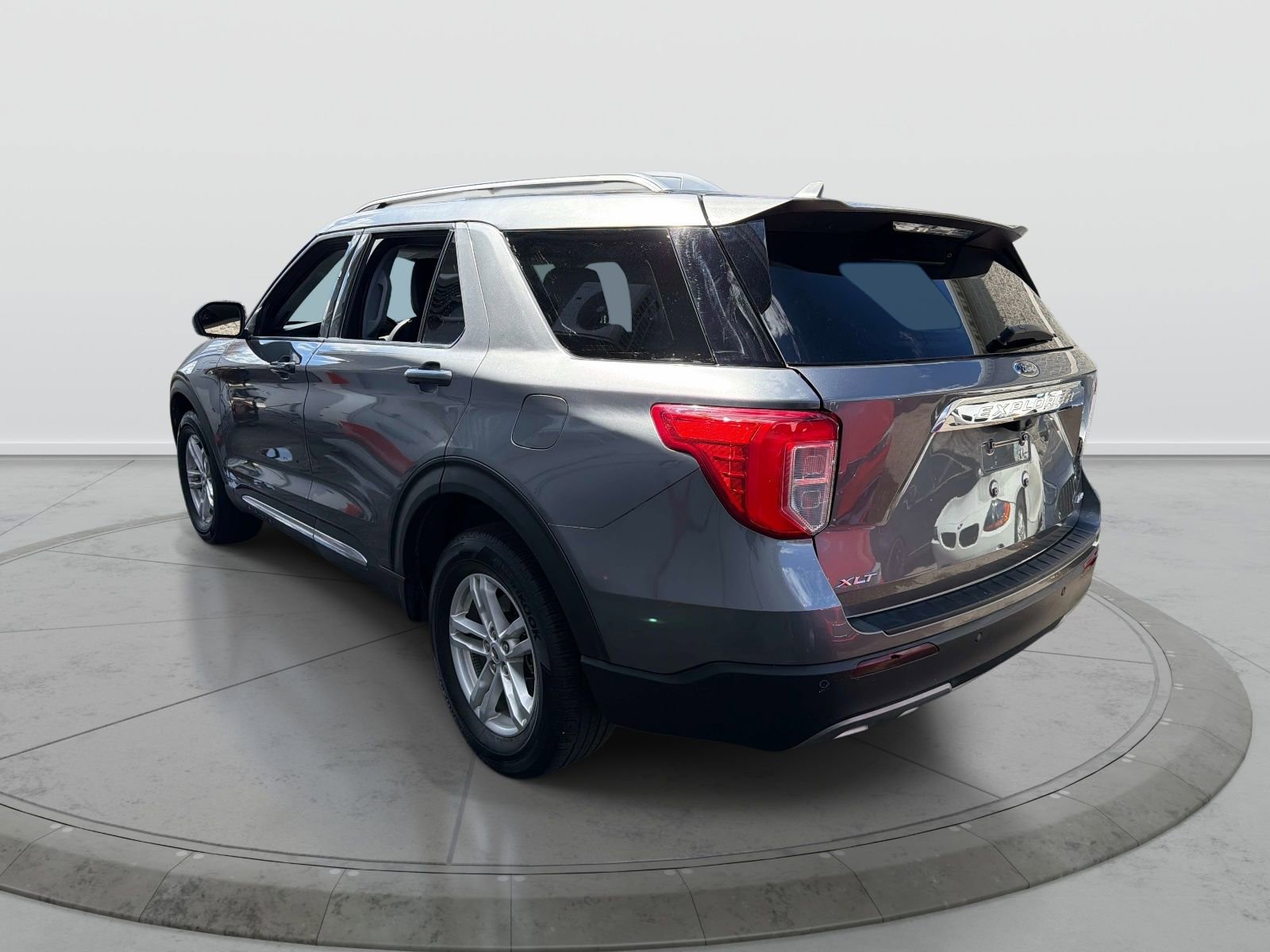 Used 2022 Ford Explorer XLT w/ Equipment Group 202A image 4