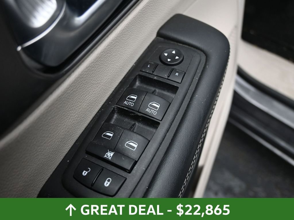 Used 2023 Chrysler Pacifica Touring-L image 25