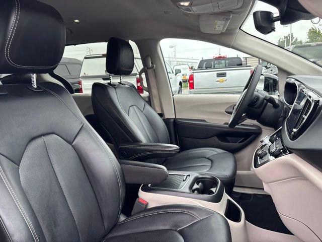 Used 2024 Chrysler Pacifica Touring-L FWD image 10