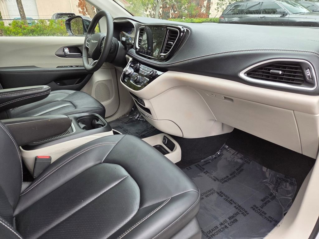 Used 2024 Chrysler Pacifica Select image 9