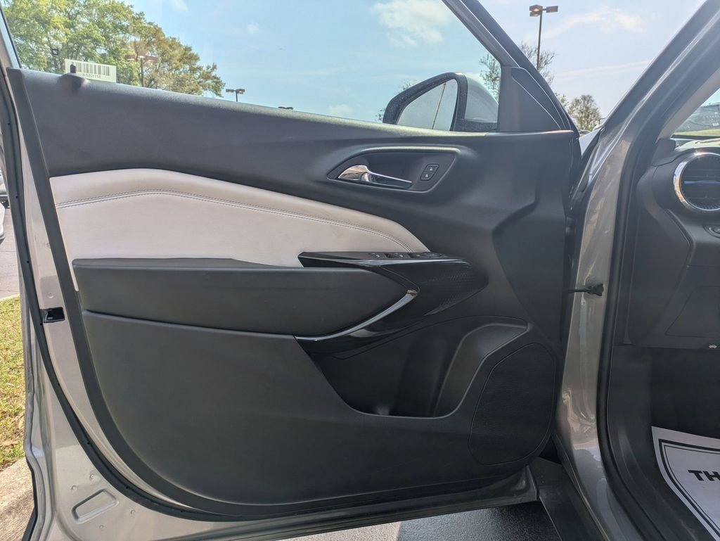 Used 2025 Chevrolet Trax LT w/ LT Convenience Package image 11