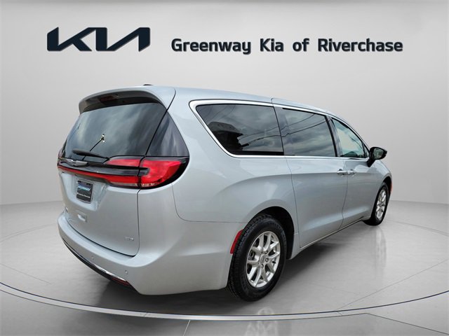 Used 2024 Chrysler Pacifica Touring-L image 5