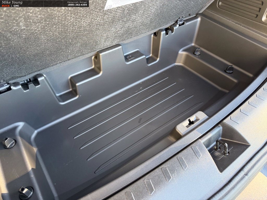 Used 2023 Chevrolet Traverse LT w/ LPO, Floor Liner Package FWD image 10