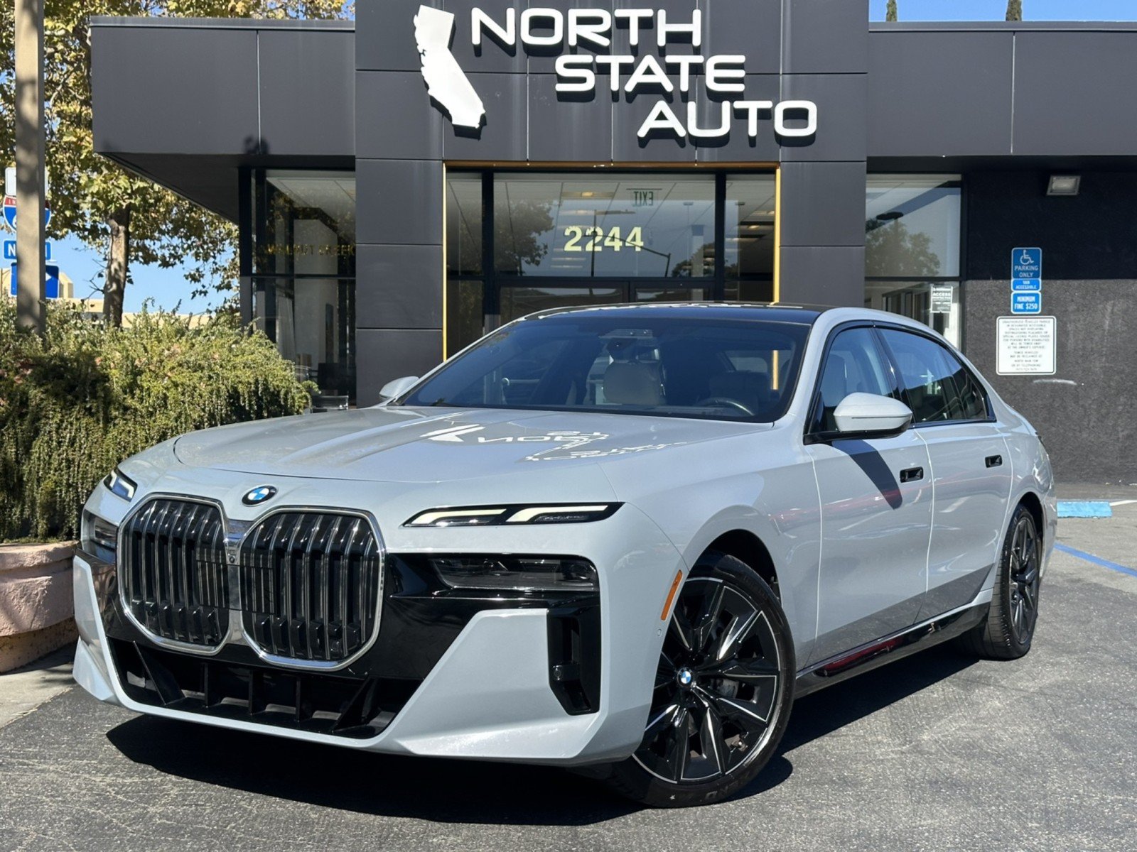 Used 2023 BMW 760i xDrive w/ Luxury Rear Seating Package AWD/4WD image 2