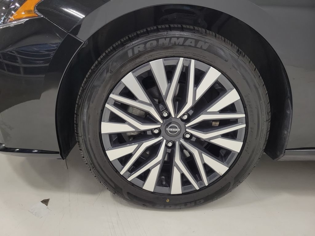 Used 2025 Nissan Altima 2.5 SV FWD image 9
