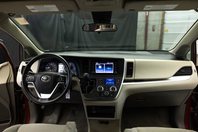 Used 2020 Toyota Sienna L FWD image 19