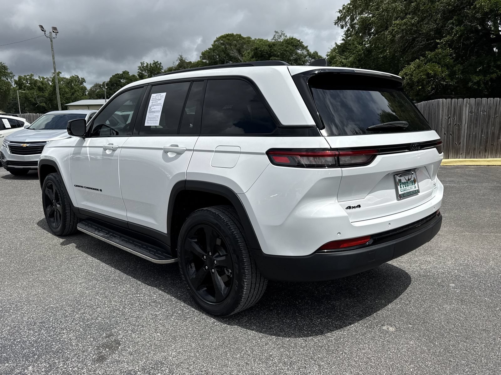 Used 2023 Jeep Grand Cherokee Altitude AWD/4WD image 3