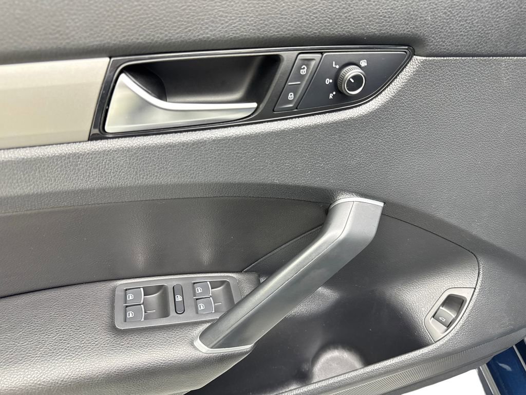 Used 2022 Volkswagen Passat 2.0T SE FWD image 30