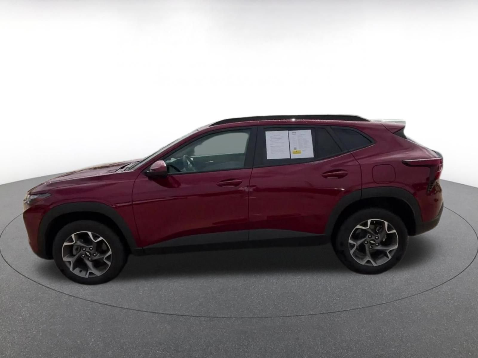 Used 2025 Chevrolet Trax LT FWD image 9