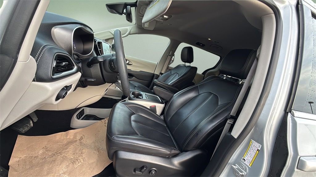 Used 2023 Chrysler Pacifica Touring-L image 16