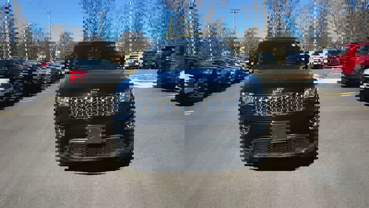 Used 2018 Jeep Grand Cherokee Laredo image 3