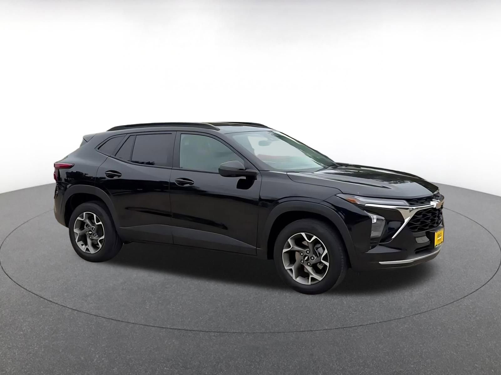 Used 2025 Chevrolet Trax LT FWD image 2
