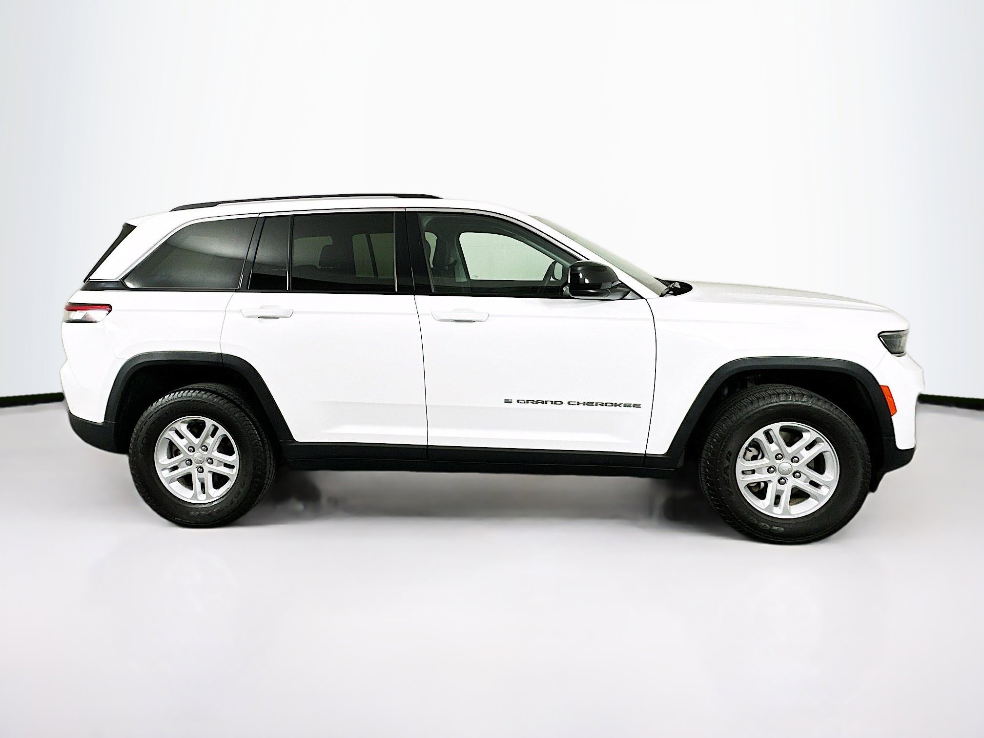 Used 2023 Jeep Grand Cherokee Laredo w/ Luxury Tech Group I AWD/4WD image 10