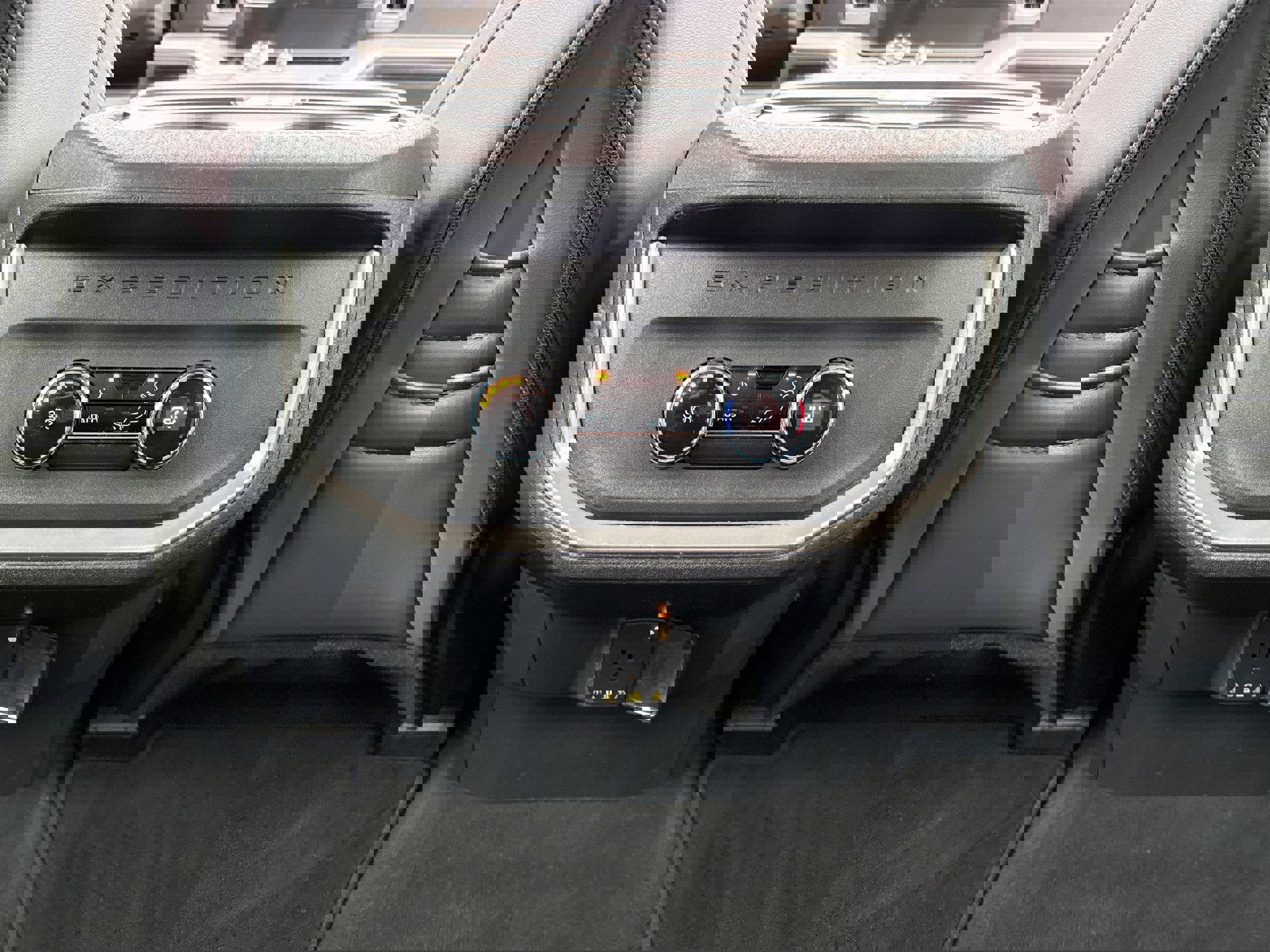 Used 2025 Ford Expedition Active image 29