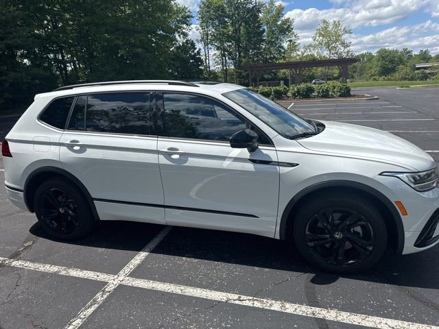 Certified 2024 Volkswagen Tiguan SE R-Line FWD image 3