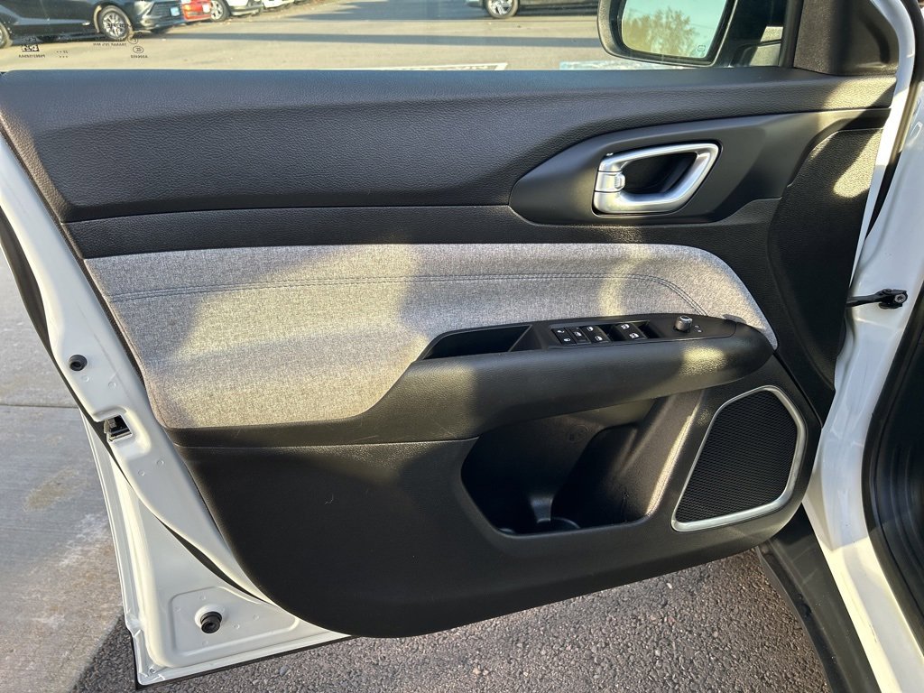 Used 2024 Jeep Compass Latitude image 22