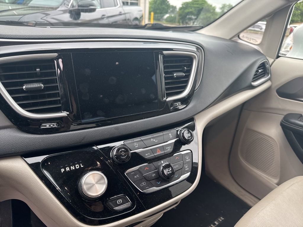 Used 2020 Chrysler Pacifica Touring-L Plus FWD image 11
