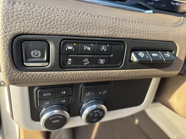 Used 2023 GMC Yukon XL Denali image 28