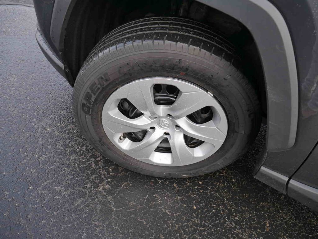 Used 2022 Toyota RAV4 LE image 11