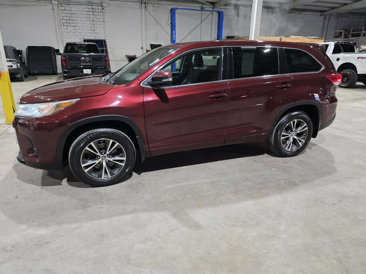 Used 2017 Toyota Highlander LE AWD/4WD image 3