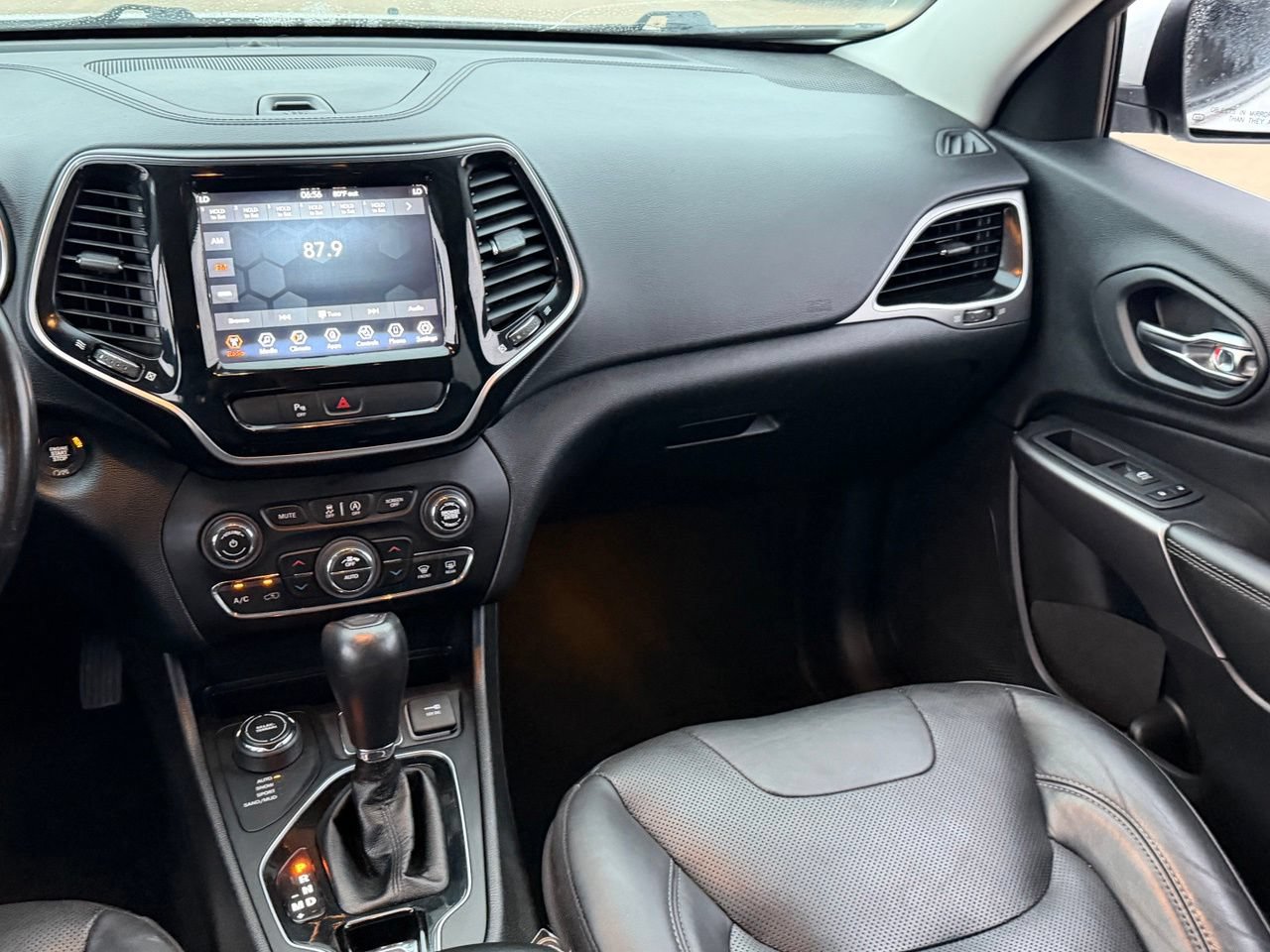 Used 2019 Jeep Cherokee Limited AWD/4WD image 15