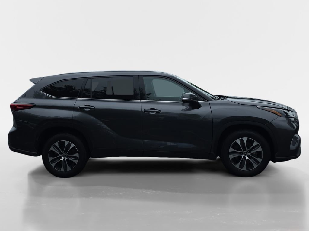 Used 2022 Toyota Highlander XLE FWD image 3