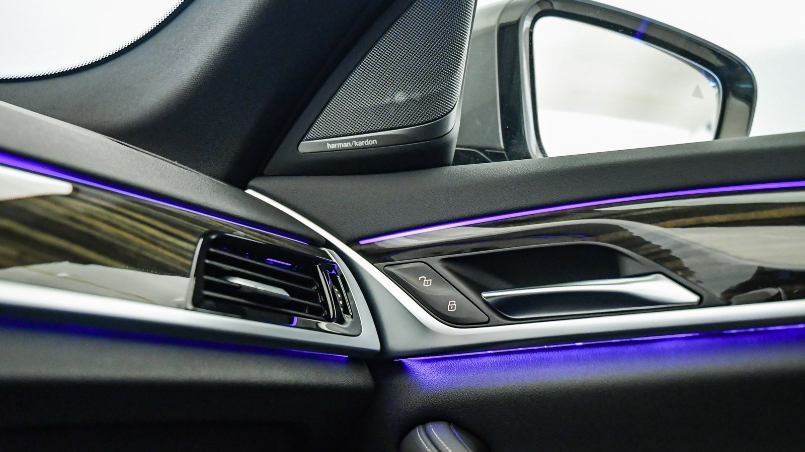 Certified 2022 BMW 530e w/ Premium Package image 28