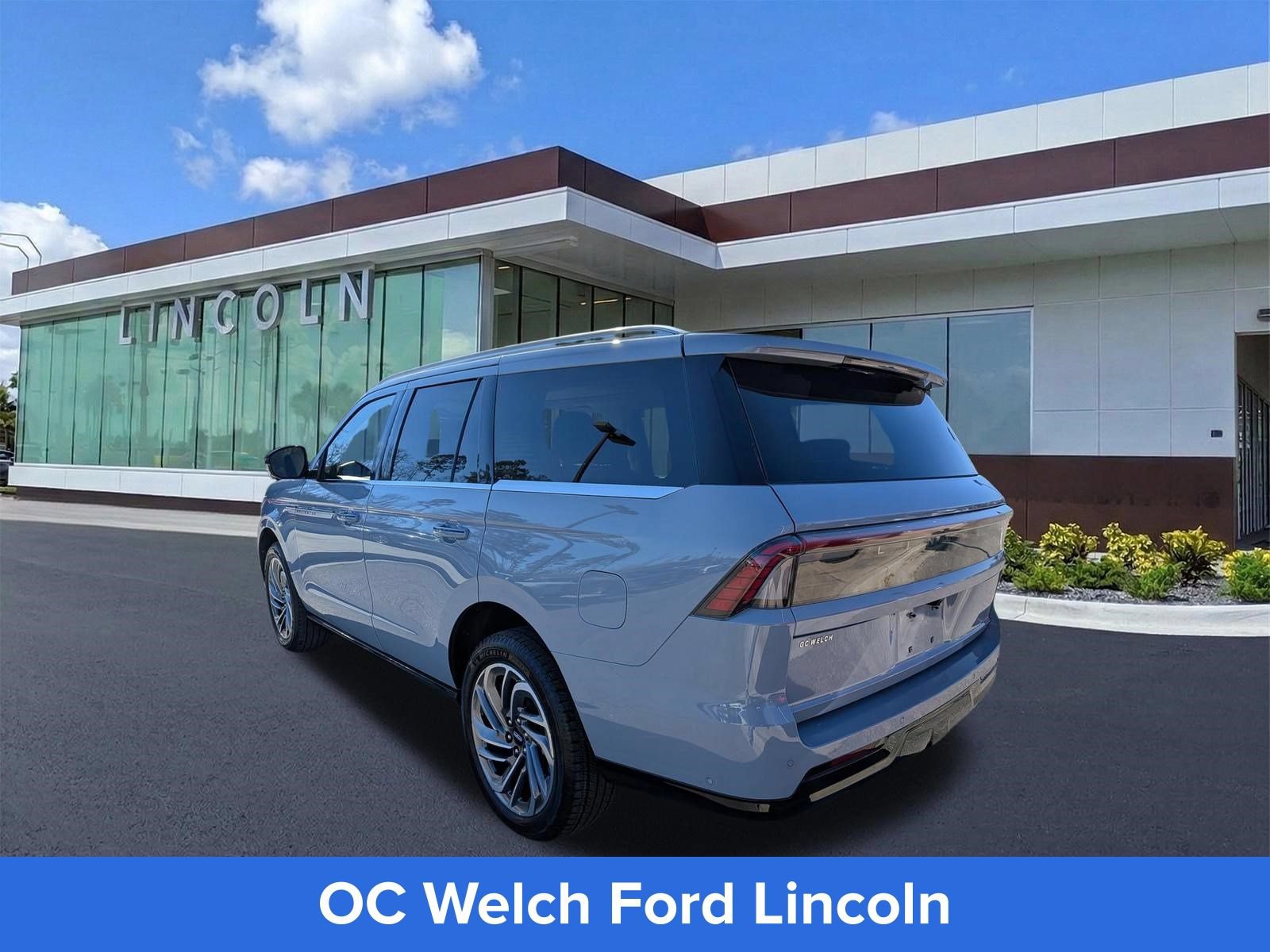 Certified 2025 Lincoln Navigator Reserve AWD/4WD image 7